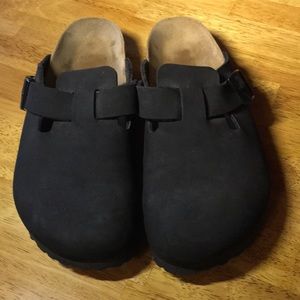BIRKI’S Black Suede Leather Clogs